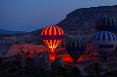 Renkli sıcak hava balonları önce denize indirmek içinde Göreme Milli Parkı, Kapadokya, Türkiye