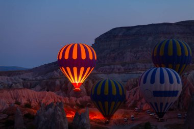 Renkli sıcak hava balonları önce denize indirmek içinde Göreme Milli Parkı, Kapadokya, Türkiye