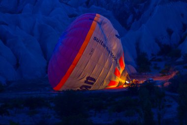 Renkli sıcak hava balonları önce denize indirmek içinde Göreme Milli Parkı, Kapadokya, Türkiye
