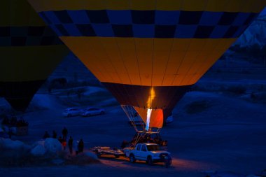 Renkli sıcak hava balonları önce denize indirmek içinde Göreme Milli Parkı, Kapadokya, Türkiye