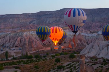 Renkli sıcak hava balonları önce denize indirmek içinde Göreme Milli Parkı, Kapadokya, Türkiye