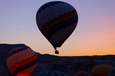 Renkli sıcak hava balonları önce denize indirmek içinde Göreme Milli Parkı, Kapadokya, Türkiye