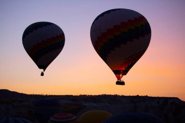 Renkli sıcak hava balonları önce denize indirmek içinde Göreme Milli Parkı, Kapadokya, Türkiye