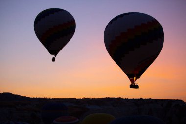 Renkli sıcak hava balonları önce denize indirmek içinde Göreme Milli Parkı, Kapadokya, Türkiye
