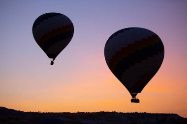 Renkli sıcak hava balonları önce denize indirmek içinde Göreme Milli Parkı, Kapadokya, Türkiye