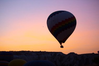 Renkli sıcak hava balonları önce denize indirmek içinde Göreme Milli Parkı, Kapadokya, Türkiye