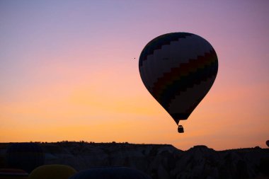 Renkli sıcak hava balonları önce denize indirmek içinde Göreme Milli Parkı, Kapadokya, Türkiye