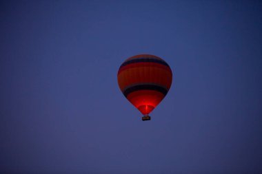 Renkli sıcak hava balonları önce denize indirmek içinde Göreme Milli Parkı, Kapadokya, Türkiye