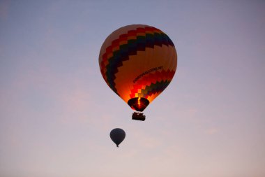 Renkli sıcak hava balonları önce denize indirmek içinde Göreme Milli Parkı, Kapadokya, Türkiye