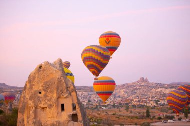 Renkli sıcak hava balonları önce denize indirmek içinde Göreme Milli Parkı, Kapadokya, Türkiye