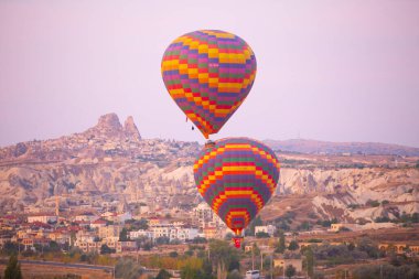 Renkli sıcak hava balonları önce denize indirmek içinde Göreme Milli Parkı, Kapadokya, Türkiye