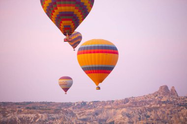 Renkli sıcak hava balonları önce denize indirmek içinde Göreme Milli Parkı, Kapadokya, Türkiye
