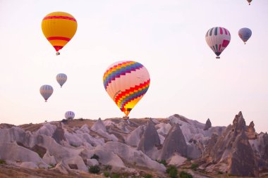 Renkli sıcak hava balonları önce denize indirmek içinde Göreme Milli Parkı, Kapadokya, Türkiye