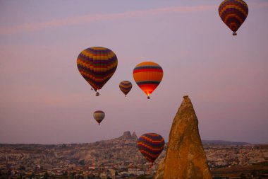 Renkli sıcak hava balonları önce denize indirmek içinde Göreme Milli Parkı, Kapadokya, Türkiye