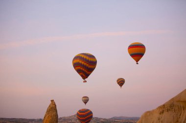 Renkli sıcak hava balonları önce denize indirmek içinde Göreme Milli Parkı, Kapadokya, Türkiye