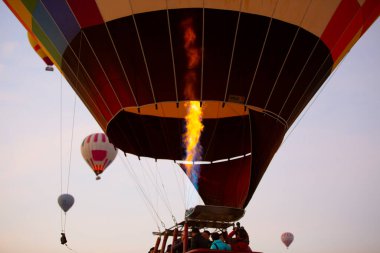 Renkli sıcak hava balonları önce denize indirmek içinde Göreme Milli Parkı, Kapadokya, Türkiye