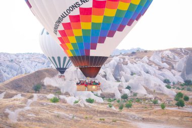 Renkli sıcak hava balonları önce denize indirmek içinde Göreme Milli Parkı, Kapadokya, Türkiye