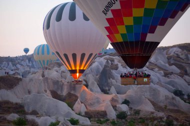 Renkli sıcak hava balonları önce denize indirmek içinde Göreme Milli Parkı, Kapadokya, Türkiye
