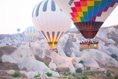 Renkli sıcak hava balonları önce denize indirmek içinde Göreme Milli Parkı, Kapadokya, Türkiye