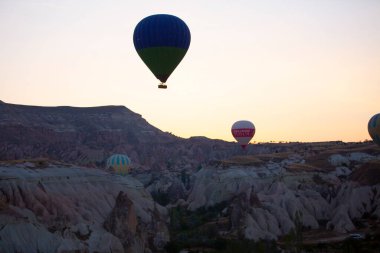 Renkli sıcak hava balonları önce denize indirmek içinde Göreme Milli Parkı, Kapadokya, Türkiye