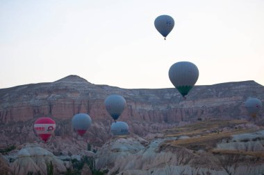 Renkli sıcak hava balonları önce denize indirmek içinde Göreme Milli Parkı, Kapadokya, Türkiye