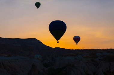 Renkli sıcak hava balonları önce denize indirmek içinde Göreme Milli Parkı, Kapadokya, Türkiye
