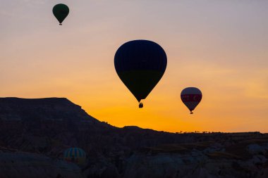 Renkli sıcak hava balonları önce denize indirmek içinde Göreme Milli Parkı, Kapadokya, Türkiye