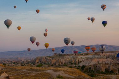 Renkli sıcak hava balonları önce denize indirmek içinde Göreme Milli Parkı, Kapadokya, Türkiye
