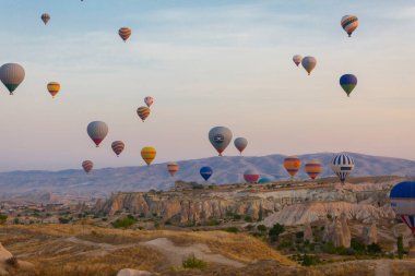 Renkli sıcak hava balonları önce denize indirmek içinde Göreme Milli Parkı, Kapadokya, Türkiye