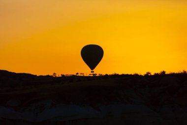 Renkli sıcak hava balonları önce denize indirmek içinde Göreme Milli Parkı, Kapadokya, Türkiye