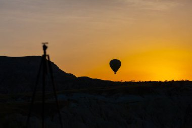 Renkli sıcak hava balonları önce denize indirmek içinde Göreme Milli Parkı, Kapadokya, Türkiye