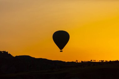 Renkli sıcak hava balonları önce denize indirmek içinde Göreme Milli Parkı, Kapadokya, Türkiye