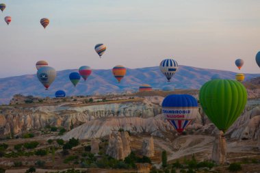 Renkli sıcak hava balonları önce denize indirmek içinde Göreme Milli Parkı, Kapadokya, Türkiye