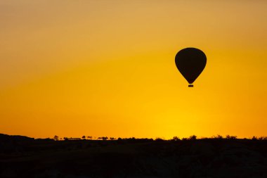 Renkli sıcak hava balonları önce denize indirmek içinde Göreme Milli Parkı, Kapadokya, Türkiye
