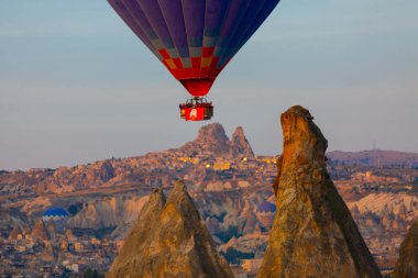 Renkli sıcak hava balonları önce denize indirmek içinde Göreme Milli Parkı, Kapadokya, Türkiye