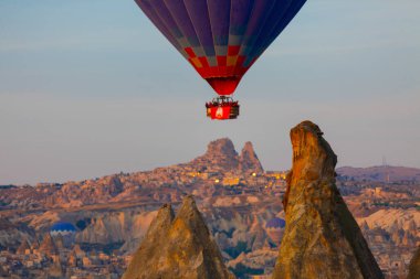 Renkli sıcak hava balonları önce denize indirmek içinde Göreme Milli Parkı, Kapadokya, Türkiye