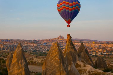 Renkli sıcak hava balonları önce denize indirmek içinde Göreme Milli Parkı, Kapadokya, Türkiye