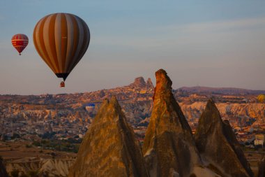 Renkli sıcak hava balonları önce denize indirmek içinde Göreme Milli Parkı, Kapadokya, Türkiye