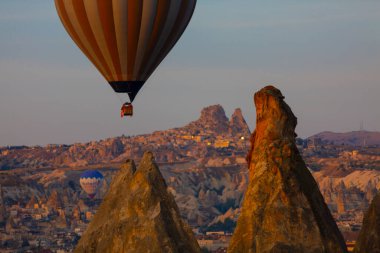 Renkli sıcak hava balonları önce denize indirmek içinde Göreme Milli Parkı, Kapadokya, Türkiye