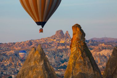 Renkli sıcak hava balonları önce denize indirmek içinde Göreme Milli Parkı, Kapadokya, Türkiye