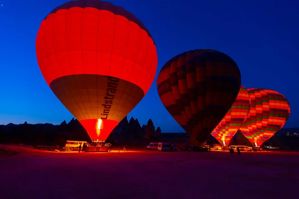 Renkli Sıcak Hava Balonları Önce Denize Indirmek Içinde Göreme Milli — Stok fotoğraf