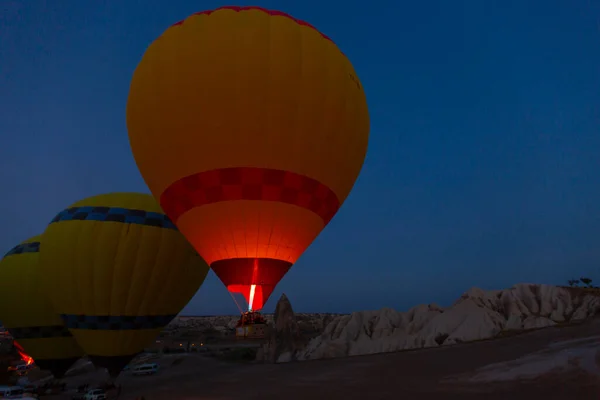Renkli Sıcak Hava Balonları Önce Denize Indirmek Içinde Göreme Milli — Stok fotoğraf