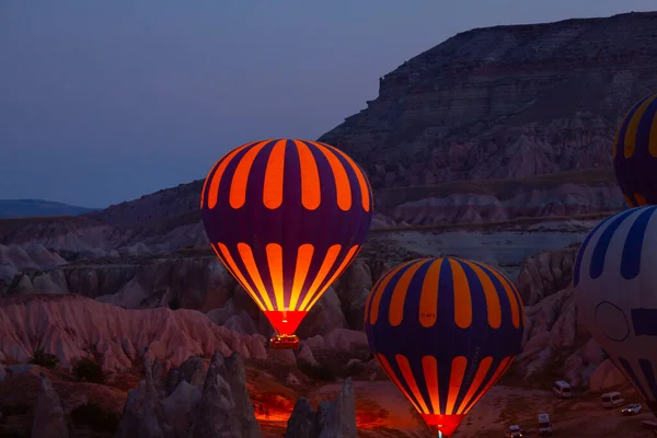 Renkli sıcak hava balonları önce denize indirmek içinde Göreme Milli Parkı, Kapadokya, Türkiye