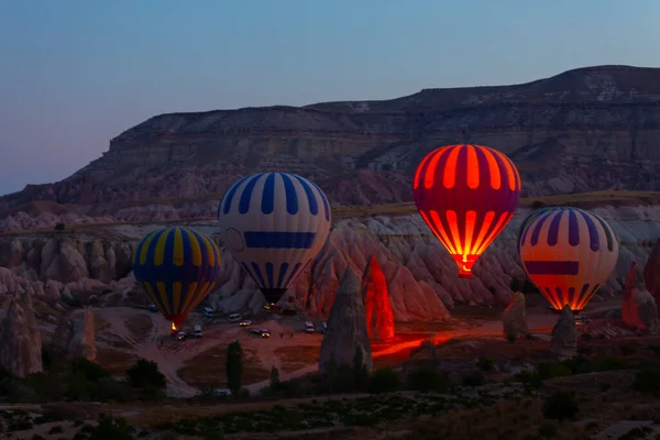 Renkli sıcak hava balonları önce denize indirmek içinde Göreme Milli Parkı, Kapadokya, Türkiye