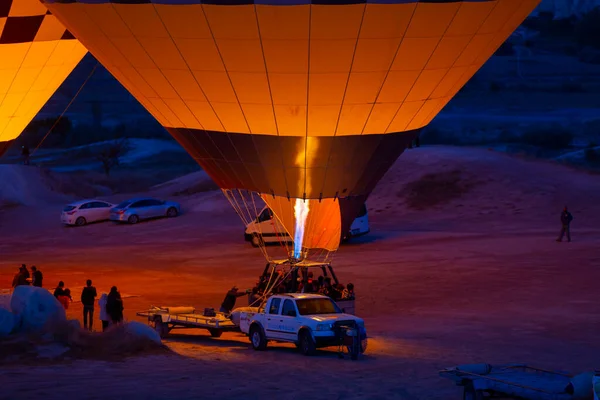 Renkli sıcak hava balonları önce denize indirmek içinde Göreme Milli Parkı, Kapadokya, Türkiye