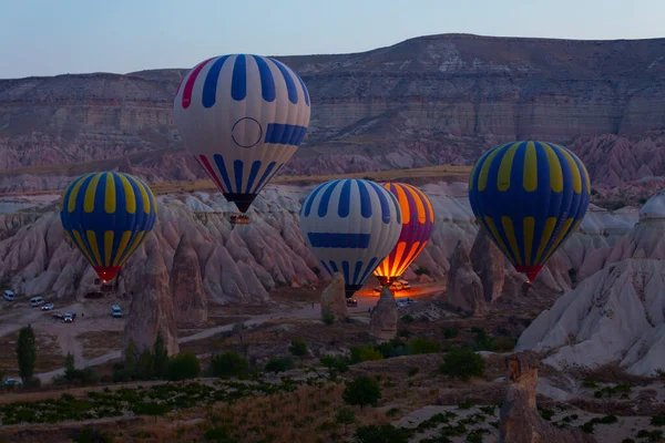 Renkli sıcak hava balonları önce denize indirmek içinde Göreme Milli Parkı, Kapadokya, Türkiye