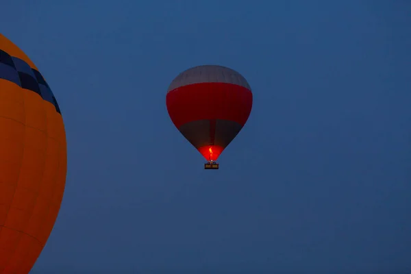 Renkli Sıcak Hava Balonları Önce Denize Indirmek Içinde Göreme Milli — Stok fotoğraf