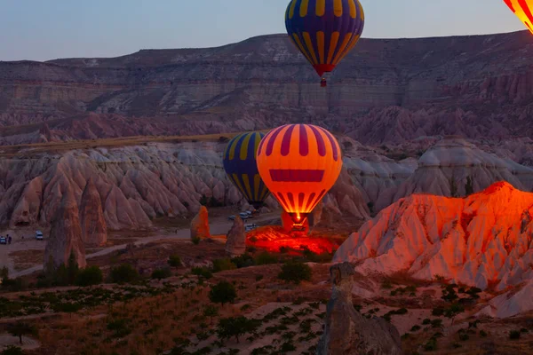 Renkli sıcak hava balonları önce denize indirmek içinde Göreme Milli Parkı, Kapadokya, Türkiye