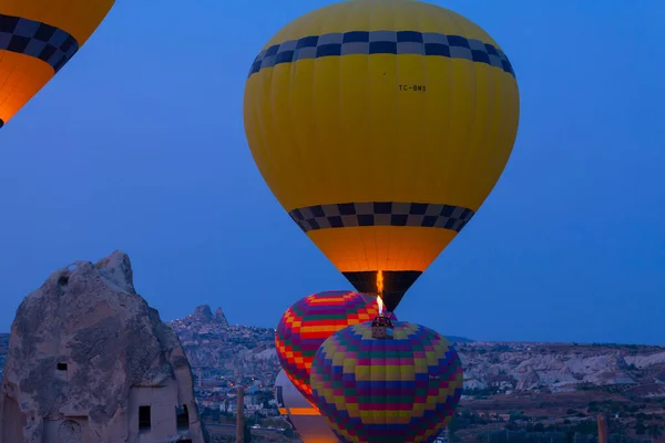 彩色热气球发射前在格雷梅国家公园 土耳其 — 图库照片
