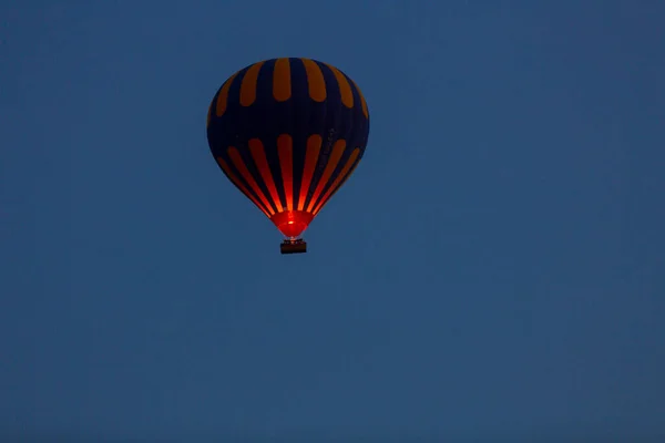 Renkli Sıcak Hava Balonları Önce Denize Indirmek Içinde Göreme Milli — Stok fotoğraf